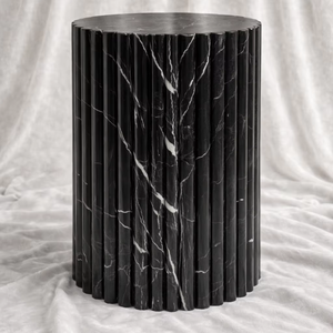 Table d'appoint en marbre noir Marquina de luxe, table d'appoint cylindrique en pierre moderne pour le salon, la chambre à coucher, décoration - Product Image 1