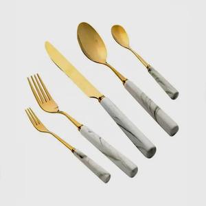 Ensemble de couverts en métal au design minimaliste et finition lisse, vaisselle moderne pour une présentation élégante - Product Image 2