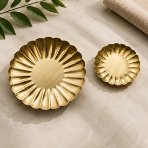 Plato de Metal Dorado con Borde de Pétalos y Diseño Acanalado Texturizado para Servir Alimentos, Dulces, Aperitivos, Eventos y Decoración de Mesa - Product Image 1