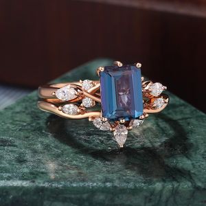 Anillo de Compromiso con Alejandrita de Corte Esmeralda, Anillo de Boda Vintage de Oro Rosa con Moissanita - Product Image 5