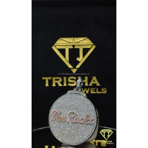 Pendentif rond personnalisé de luxe entièrement serti de diamants Moissanite VVS avec argent sterling 925 par Trisha Jewels - Product Image 3