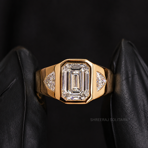 Anillo de Diamante Cultivado en Laboratorio con Corte Esmeralda de 2 Quilates, Certificado por IGI, para Hombre, con Piedras Laterales Trillón, Engaste de Bisel, Oro Sólido - Product Image 1