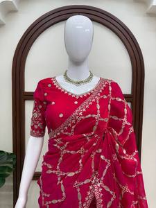 Presentando una colección especial de sarees de seda para mujeres con intrincados detalles de hilo y lentejuelas, y blusas sin coser. - Product Image 3