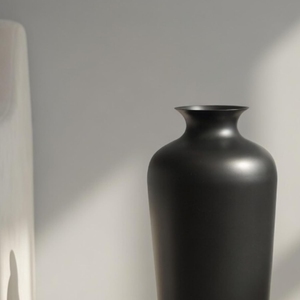Jarrón Alto de Piso Negro Mate Premium con Rosas Melocotón y Lirios Blancos, Arreglo Floral Artificial para Decoración de Esquinas de Sala de Estar - Product Image 4