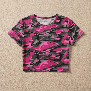 Camiseta corta ajustada de camuflaje rosa para mujer al por mayor, camiseta de moda elástica premium para mujer, camiseta de manga corta ajustada estilo Y2K para streetwear - Product Image 3