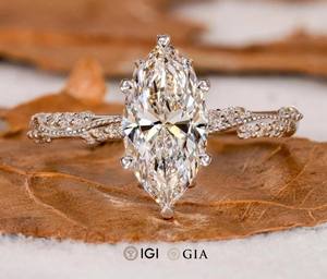 Anillo de Compromiso con Diamante Cultivado en Laboratorio, Corte Ovalado, Halo con Banda Pavé, Oro de 18K, Diamantes Certificados IGI, Anillo de Boda para Mujer, Joyería Fina - Product Image 2