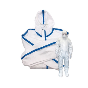 Traje Protector Unisex Blanco de Polipropileno Tejido con Ribete Azul para Uso Hospitalario, Sin Costuras - Product Image 1