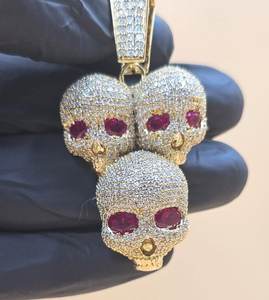 Colgante de triple calavera con ojos de rubí, chapado en plata de ley 925, joyería gótica para hombre, colgante hip-hop, colgante rapero, colgante bling. - Product Image 1