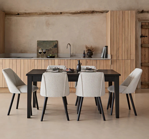 Ensemble de table à manger rectangulaire en teck massif moderne Per Se avec pieds noirs droits et chaises rembourrées en tissu contemporaines - Product Image 1