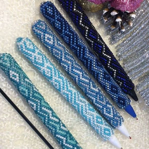 Proveedor al por mayor de cuentas ecológicas y bolígrafos de bordado con cuentas, bolígrafos decorativos únicos hechos a mano para oficina, collage y escuela - Product Image 1