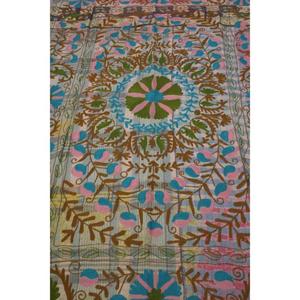 ผ้าคลุมเตียงลายดอกไม้สไตล์โบฮีเมียน ลาวินาส คันธา ซูซานี ปักลายด้วยมือ ทำจากผ้าฝ้ายวินเทจ เป็นมิตรกับสิ่งแวดล้อม ซักได้ ใช้ได้ทุกฤดู ผลิตในอินเดีย - Product Image 3