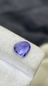 Pierre naturelle certifiée Tanzanite Zoisite naturelle taille cœur 8 MM avec excellente couleur et lustre, 1,84 carat, nette à la loupe - Product Image 5