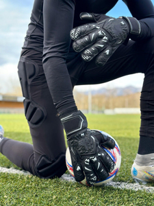 Guantes de Portero de Fútbol Profesional, 4mm PU Transpirable, Cierre de Cordones en el Dorso, Correa Ajustable para la Muñeca, Protección para Dedos y Pulgar - Product Image 6