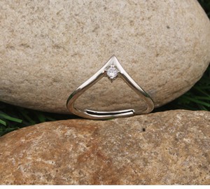 Bague de mariage ajustable en argent sterling 925 avec sertissage clos en oxyde de zirconium, style délicat et minimaliste, bijoux fins pour femmes, vente en gros - Product Image 4