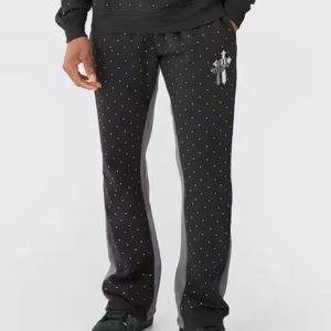 Ensemble de survêtement pour homme avec sweat-shirt à capuche imprimé graphique et pantalon de jogging noir orné de strass, streetwear de luxe en deux pièces - Product Image 3