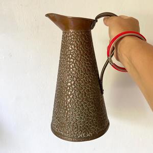 Jarra de cobre martillado con acabado antiguo y asa larga, perfecta para servir agua y para ocasiones especiales, venta al por mayor desde India. - Product Image 3