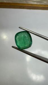 Vente en gros de pierres précieuses vertes naturelles d'émeraude zambienne de 3,33 carats, taille coussin, pour la fabrication de bagues, pendentifs, colliers et bijoux - Product Image 2
