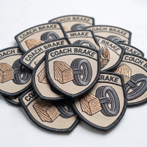 Parches Bordados Personalizados al por Mayor para Escudos, Marcas de Entrenadores y Fabricantes de Ruedas, Insignias Artesanales a Granel - Product Image 1