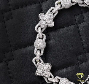 Exclusiva Pulsera Clover Link con Diamantes Moissanite, con Motivos Florales Brillantes y un Brillo Similar al de los Diamantes, un Accesorio de Lujo - Product Image 2