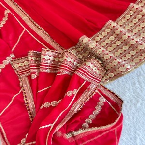 ชุดเดรส Anarkali ผ้าไหมชีนอน VASTRA COTTAGE พร้อมกางเกงปักเลื่อมลายโค้ดดิ้ง และผ้าคลุมไหล่หนา เหมาะสำหรับงานปาร์ตี้ - Product Image 3