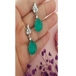 Magnifiques boucles d'oreilles pendantes en laiton plaqué argent de qualité supérieure avec pierres en zircon pour femmes, pour les soirées, collection tendance et élégante - Product Image 1