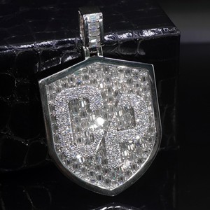 Pendentif personnalisé en forme de bouclier avec initiale, en argent sterling 925, serti de pierres, émeraude taille ronde, style Hip Hop, conception OEM - Product Image 6