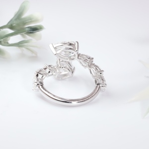 Anillo de compromiso de oro blanco de élite con diamante talla corazón, banda de boda clásica abierta con racimo, joyería fina romántica - Product Image 2