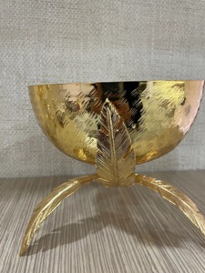 Hermoso tazón decorativo con diseño martillado en oro, ideal para frutos secos, dulces, exhibición en mesa de comedor y servicio en fiestas, procedente de la India. - Product Image 3