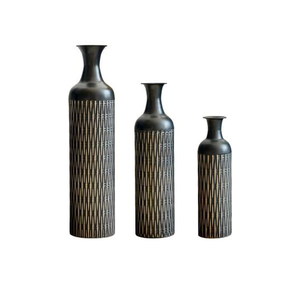Vase à fleurs en fer de qualité supérieure avec une silhouette contemporaine et une décoration de surface complexe - Product Image 3