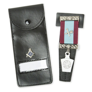 Médaille triangulaire Couronne d'or avec ruban rouge, accessoire de décoration - Product Image 6