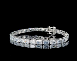 Bracelet tennis élégant en diamant de laboratoire de forme princesse avec fermoir sécurisé – Fabricant de bijoux fins éthiques et sur mesure - Product Image 1