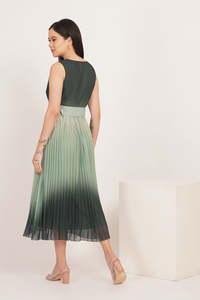 Robe midi élégante en mousseline de soie verte dégradée avec jupe plissée et ceinture, col en V, sans manches, pour soirée, confortable et respirante - Product Image 2