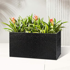 Jardinière rectangulaire en métal noir martelé à la main avec trous pré-percés, jardinière de jardin extérieure robuste - Product Image 3