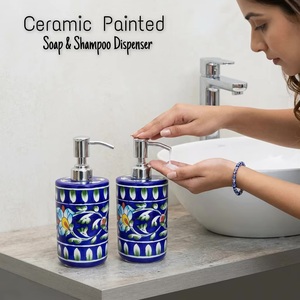 Distributeur de savon en céramique artisanal, design méditerranéen floral bleu, écologique et luxueux, décoration de salle de bain cylindrique - Product Image 2