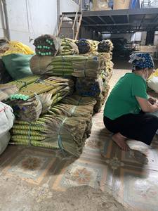 Escoba de hierba natural hecha a mano para limpieza de suelos, de larga duración, venta al por mayor, escoba de hierba suave de 120 cm con mango de bambú, pedido a granel - Product Image 3