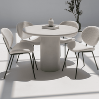 Table à manger en micro-béton Vandana Aureo Ultra avec un design minimaliste moderne