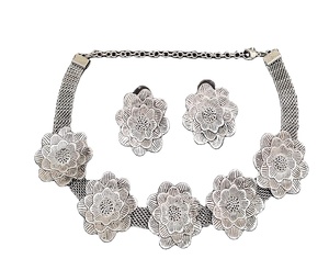 Nouveaux ensembles de bijoux de mode les mieux notés collier en argent oxydé fleur embelli avec boucles d'oreilles - Product Image 1