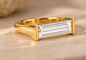 Anillo de compromiso minimalista East West Baguette Bar con diamante cultivado en laboratorio de oro amarillo de 14K, chapado en rodio, OEM personalizado - Product Image 4