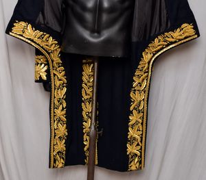 Manteau Napoléon en Velours Noir Style Rococo Français, Meilleure Vente, avec Jabot et Manchettes en Dentelle Gratuits et Broderies Dorées - Product Image 2