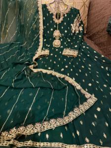 Colección Ssumaira para Eid: Vestido largo maxi de chifón con lentejuelas y bordados elaborados. - Product Image 2