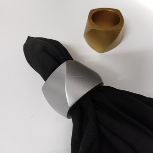 Anneaux de serviette en métal géométriques modernes en finition argent et or Décor de table minimaliste élégant pour les mariages formels et les événements de vacances - Product Image 1