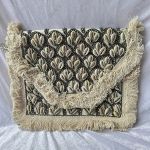Pochette artisanale en coquillages de cauris perlés avec bordure à franges, sac à main textilé tribal bohème, accessoire de mode pour festival - Product Image 1