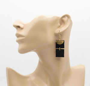 Pendientes de cuero negro y latón – Pendientes colgantes hechos a mano con detalles en latón dorado, joyería moderna minimalista, venta al por mayor - Product Image 1