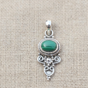Pendentif en malachite naturelle, argent sterling 925, collier vintage bohème fait à la main, charme en pierres précieuses, bijoux pour femmes, cadeau pour maman, sœur - Product Image 1