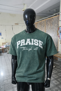 Camiseta 'Praise Through All' de Alta Calidad en Verde Bosque con Efecto Stone Wash - Estilo Urbano, Diseño Gráfico Retro, 100% Algodón, Logotipo Personalizado - Product Image 5