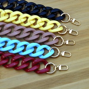 Adorno Decorativo de Cadena de Resina Hecho a Mano para Espacios Modernos - Product Image 1