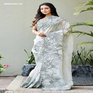 Ensemble sari et chemisier en lin magnifique, design Bollywood, avec impression numérique et bordure ajourée, fabriqué à Surat par un fabricant de mode féminine. - Product Image 1