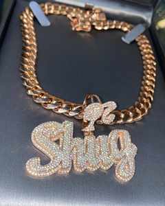 Colgante de Hip-hop Personalizado con Letra Cursiva Pequeña y Delgada, con Moissanita VVS1, Chapado en Oro sobre Plata 925, Certificado GRA, para Mujer - Product Image 1