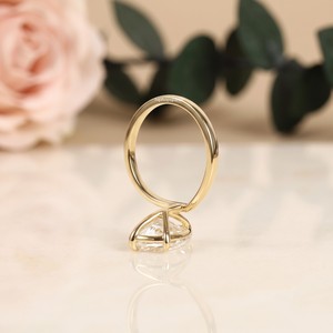 Bague solitaire en moissanite en forme de poire en or 18 carats, bijoux fins de luxe pour femmes, cadeaux de fiançailles et de mariage, fabricant en gros sur mesure - Product Image 3