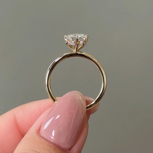 Anillo de compromiso de oro macizo de 14K premium con diamante cultivado en laboratorio, halo y banda pavé, certificado IGI, estilo moderno. - Product Image 5